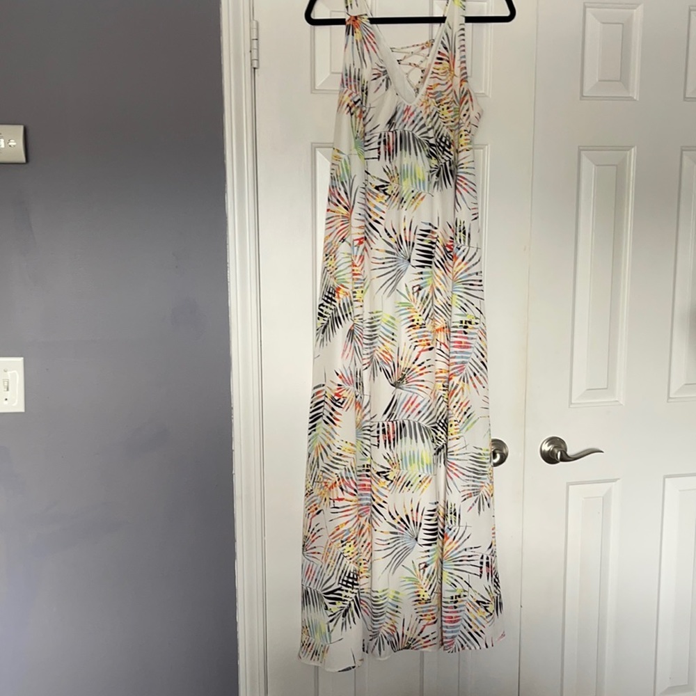 Gibson Latimer long summer maxi dress back lace up detail cream palm print LG.